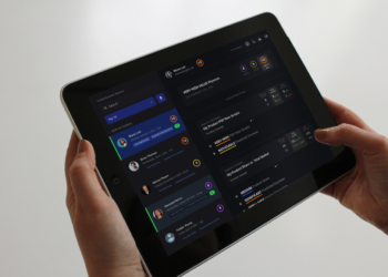Holding-tablet-with-Maptual-App