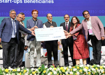 Mool's co-founders Seemant & Subhashree receiving check from MEITY Joint Secretary and other govt officials